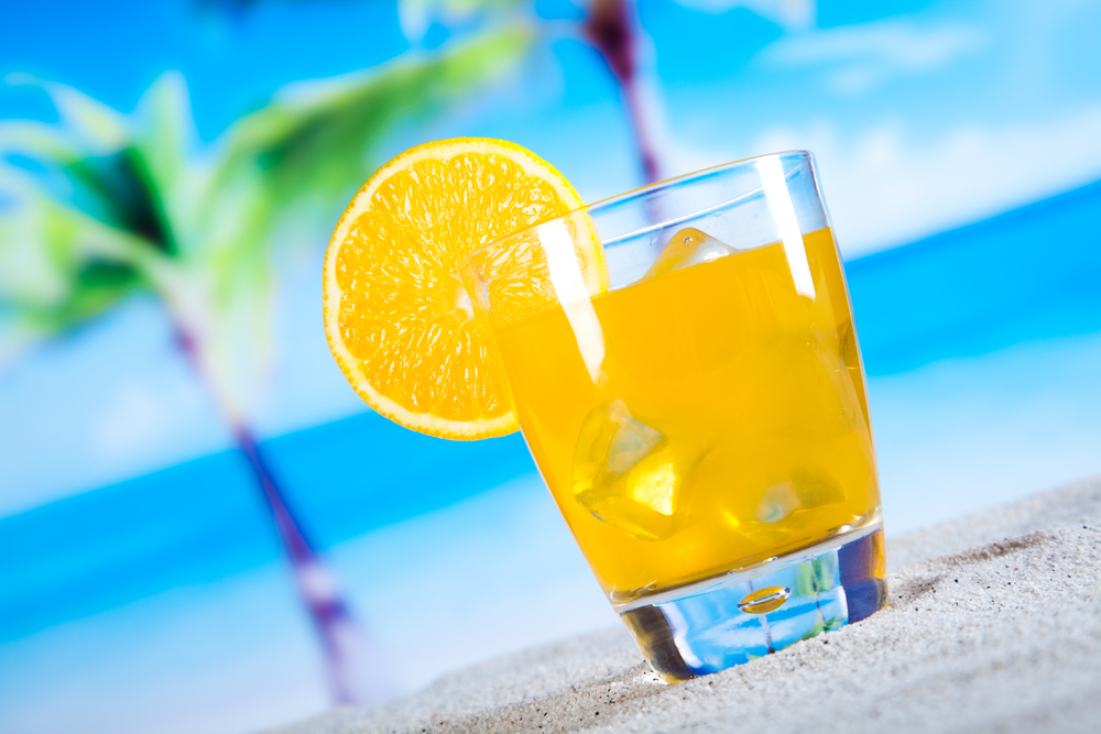 瓊漿映海色 酒精飲料與海灘風(fēng)光的天然色調(diào)交響曲